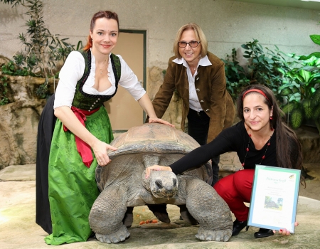Neue Patinnen für die Riesenschildkröten: mit Direktorin Dagmar Schratter und Schurli